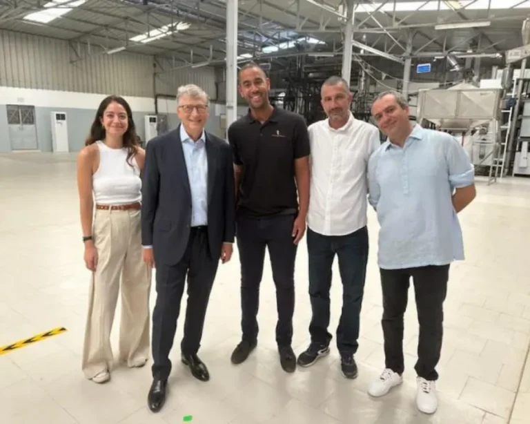 Bill Gates poses with members of Terra Ingredients and CAA at their fonio processing facility in Senegal